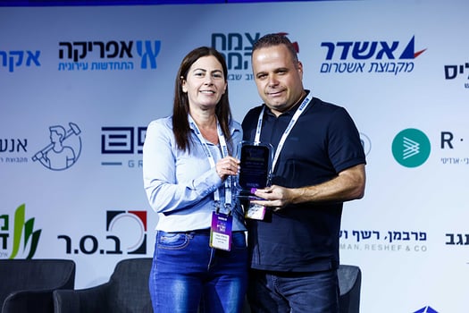 כרמלה קופר, עורכת ראשית של אתר מגדילים, מעניקה את האות לתומר גלאם ראש עיריית אשקלון, צילום: דרור סיתהכל